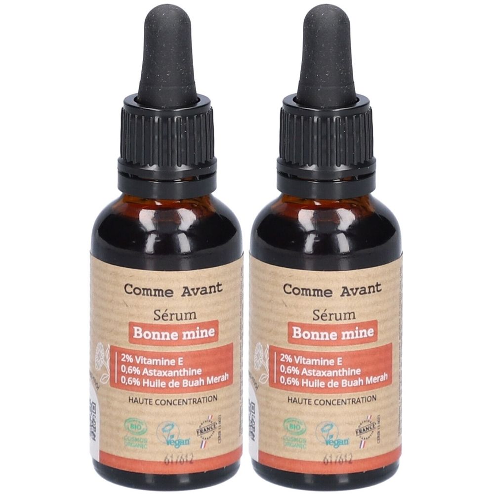 Twee bruine glazen flessen met zwarte pipetten. Labels met "Comme Avant Sérum Bonne mine".