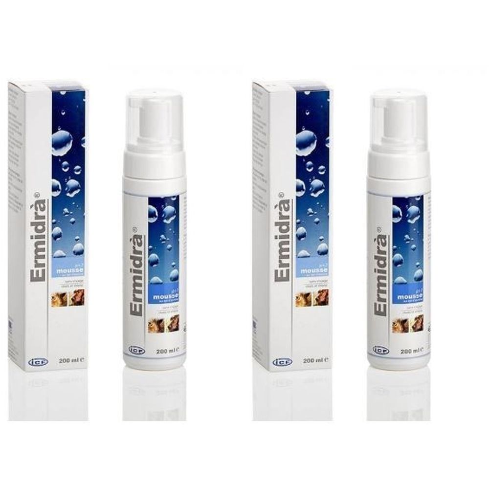 Vier flessen en verpakkingen van ICF Ermidrà® Mousse. Witte flessen met verstuiver, in witte dozen met blauwe afbeelding. Opschrift Ermidrà®.