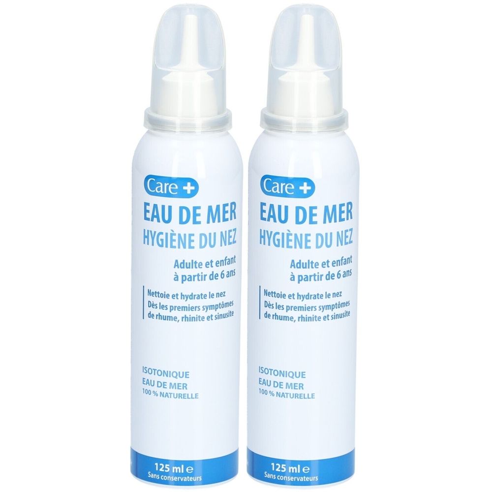 Twee witte flessen met spraykop. Opschrift: Care+ Eau de mer Hygiène du nez. Voor volwassenen en kinderen vanaf 6 jaar. 125 ml.