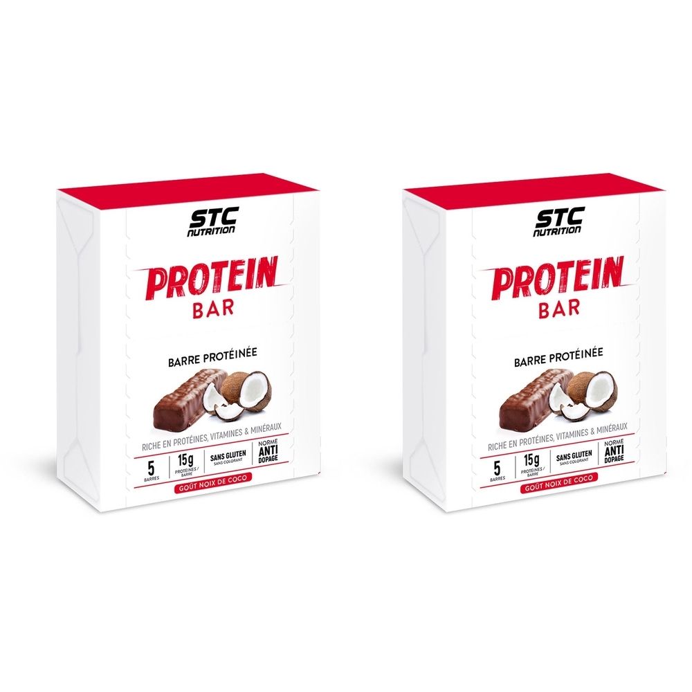 Twee verpakkingen van eiwitrepen. Opschrift: STC Nutrition, Protein Bar, Barre Protéinée. Illustratie reep en kokosnoot. Tekst: 5, 15g, sans gluten.
