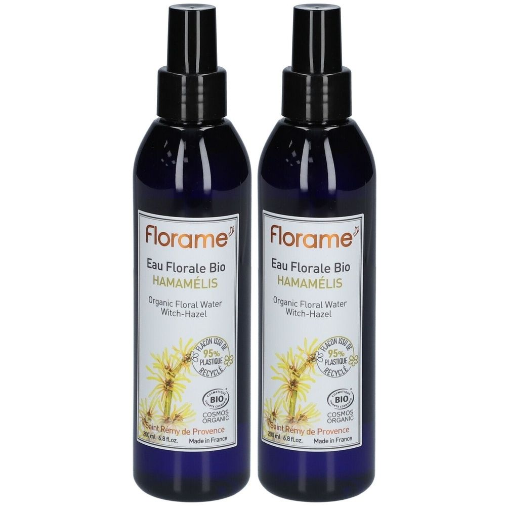 Twee blauwe spuitflessen met zwarte sproeikoppen. Labels: "Florame Eau Florale Bio Hamamélis", biologisch bloemenwater.