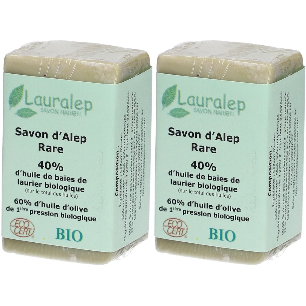 Twee zeepblokken met papieren verpakking. Opschrift: Lauralep Savon d'Alep Rare, 40% laurierolie, 60% olijfolie, BIO-certificering.