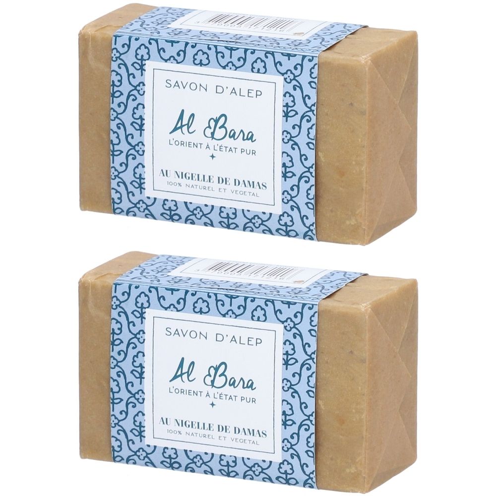 Twee zeepblokken verpakt in papier. Blauwe banderol met tekst "Savon d'Alep" en "Al Bara". Natuurlijke ingrediënten.