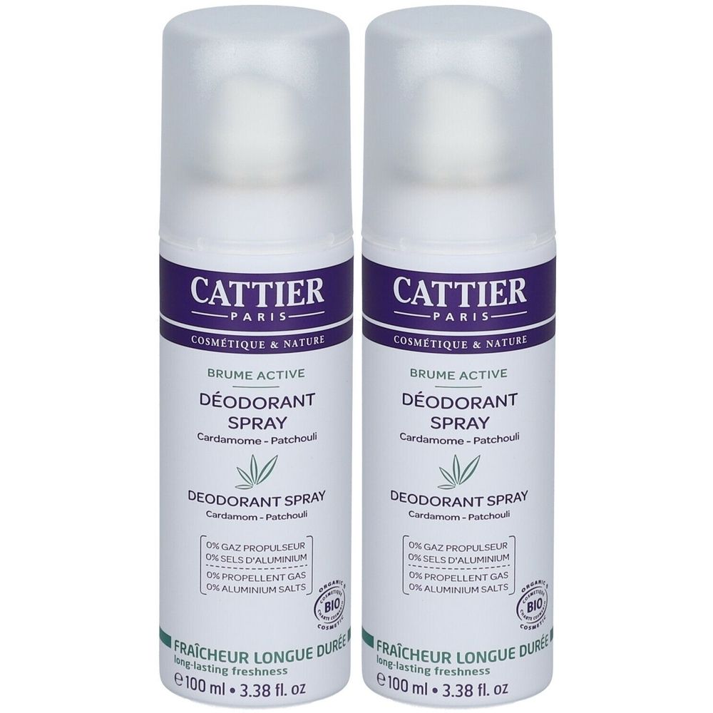 Twee deodorant sprays van Cattier. Witte flessen met paarse etiketten. Tekst: DÉODORANT SPRAY, Cardamome-Patchoul, Bio-label.