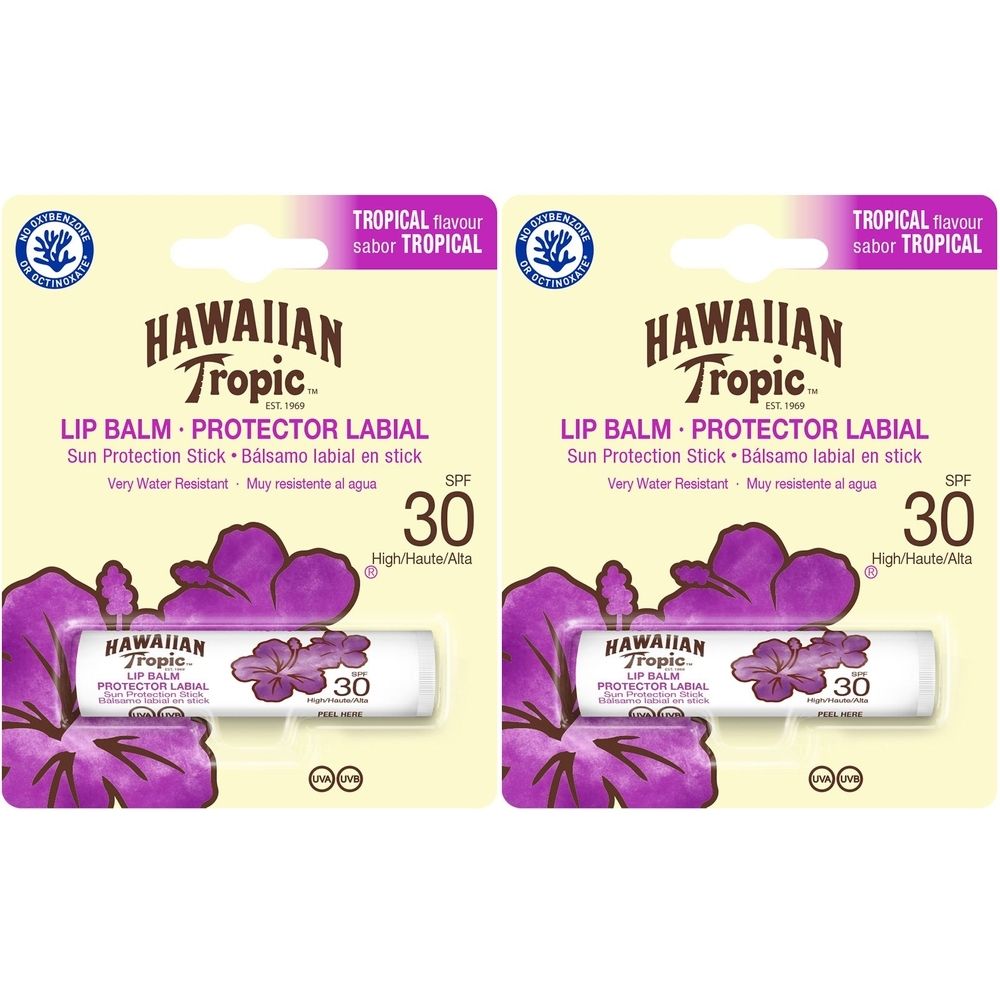 Twee lippenbalsemsticks met SPF 30 in verpakking. Opschrift: HAWAIIAN Tropic, LIP BALM, Protector Labial. Tropische smaak.