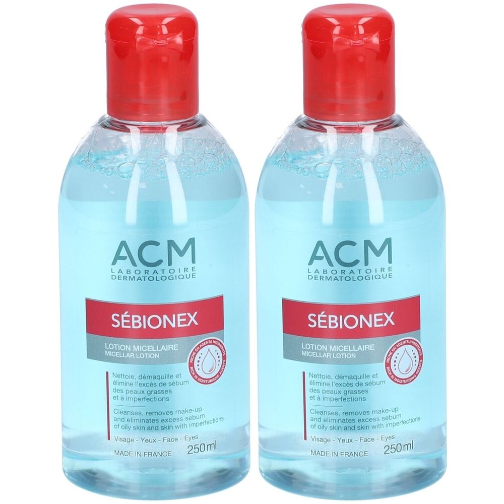 Twee flessen ACM Sébionex micellaire lotion. Heldere vloeistof in transparante flessen met rode dop. Opschrift: Sébionex, 250ml.