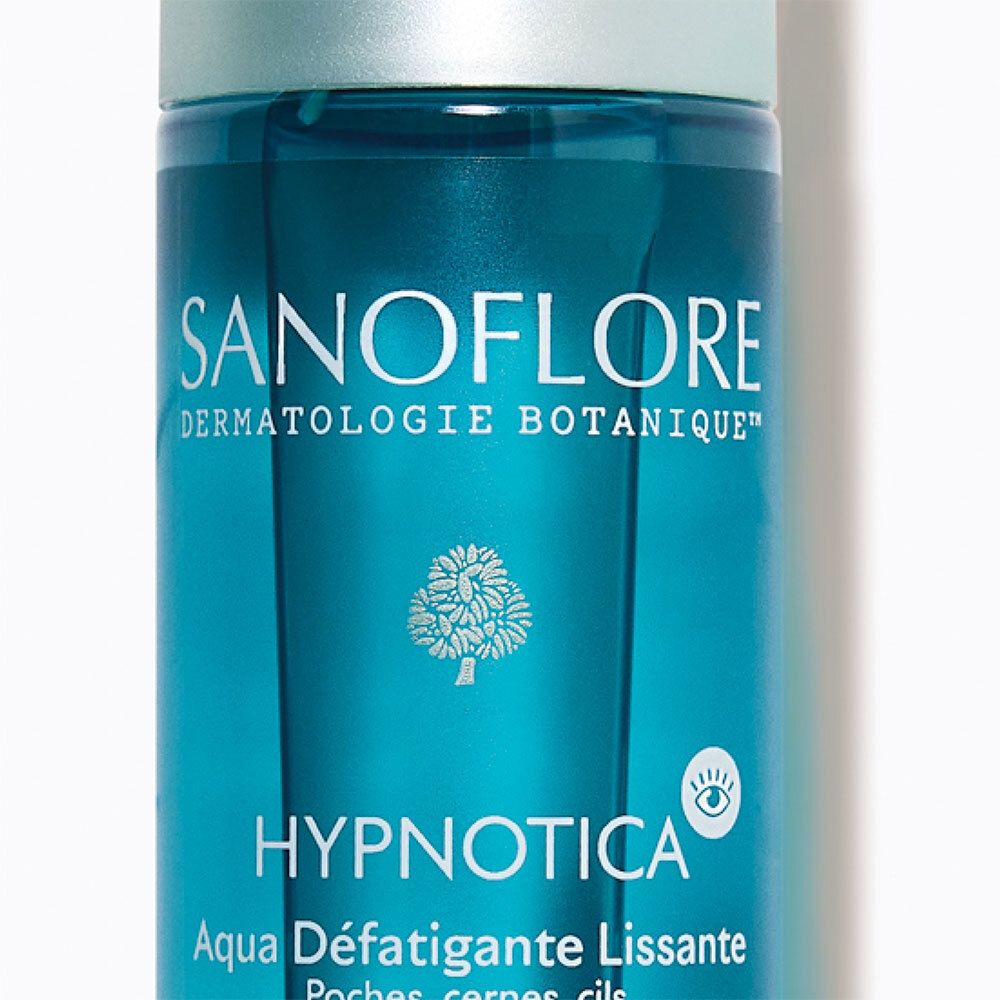 Close-up van de fles. Opschrift: Sanoflore, Dermatologie Botanique, Hypnotica, Aqua Défatigante Lissante. Oogsymbool.