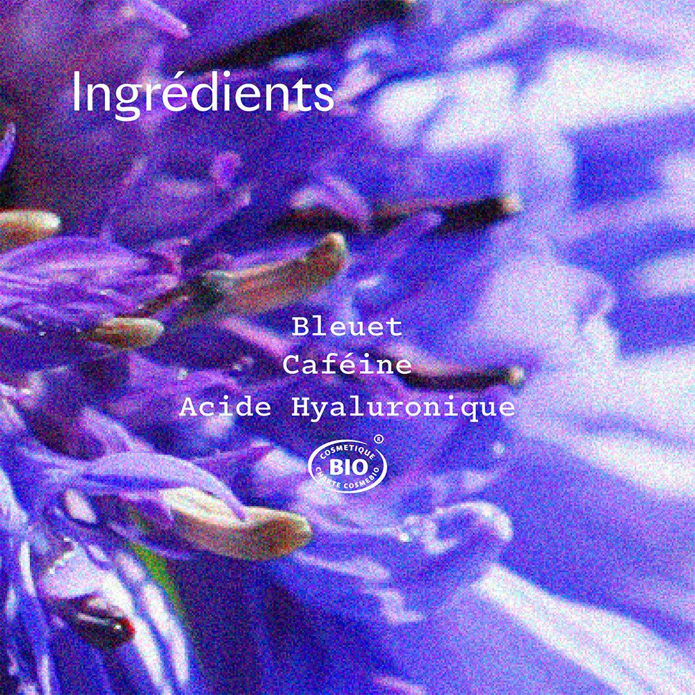 Close-up van blauwe bloemen. Tekst: Ingrediënten. Korenbloem, Cafeïne, Hyaluronzuur. Bio-label.