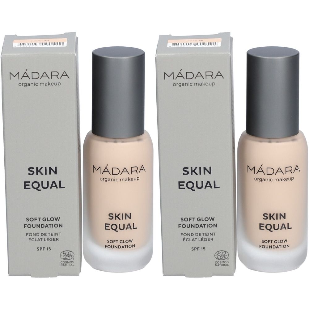 Drie flacons en verpakkingen van MADARA Skin Equal Foundation. Flacons met dop, lichte vloeistof. Verpakking met tekst.