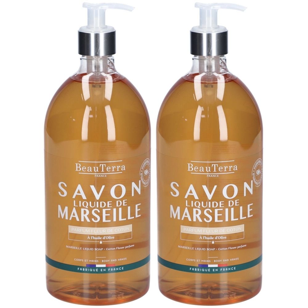 Twee flessen vloeibare zeep met pomp. Opschrift: BeauTerra Savon Liquide de Marseille. Kleur: amber.