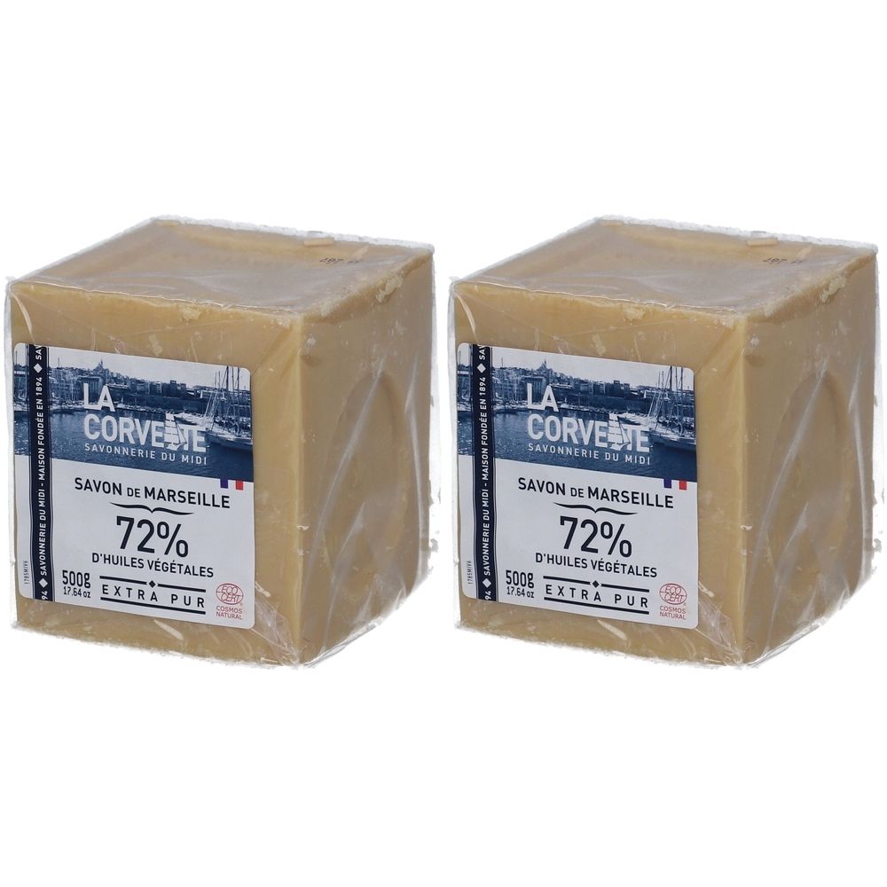 Twee vierkante zeepblokken in folie verpakt. Labels: LA CORVETTE, Savon de Marseille, 72% d'huiles végétales. Kwaliteitsmerk.