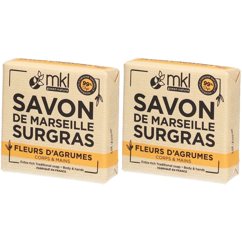 Twee rechthoekige zeepblokken in verpakking. Opschrift: SAVON DE MARSEILLE SURGRAS, FLEURS D'AGRUMES, 99% ingrediënten van natuurlijke oorsprong.