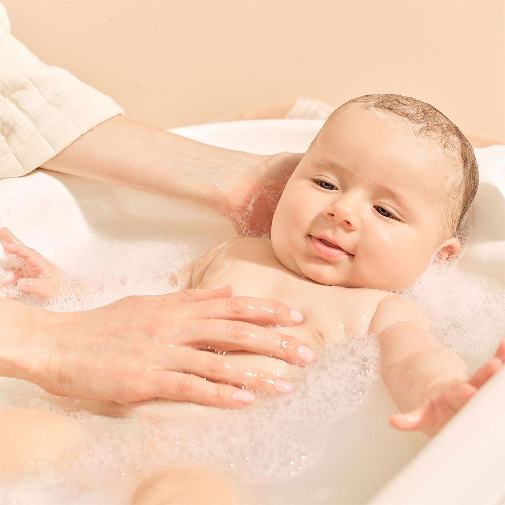 Twee flessen babywasgel. Een grote en een kleine fles staan naast elkaar.