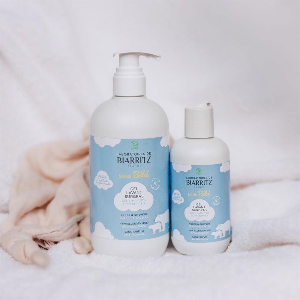 Twee flessen babywasgel. Witte flessen met blauw etiket en productinformatie.