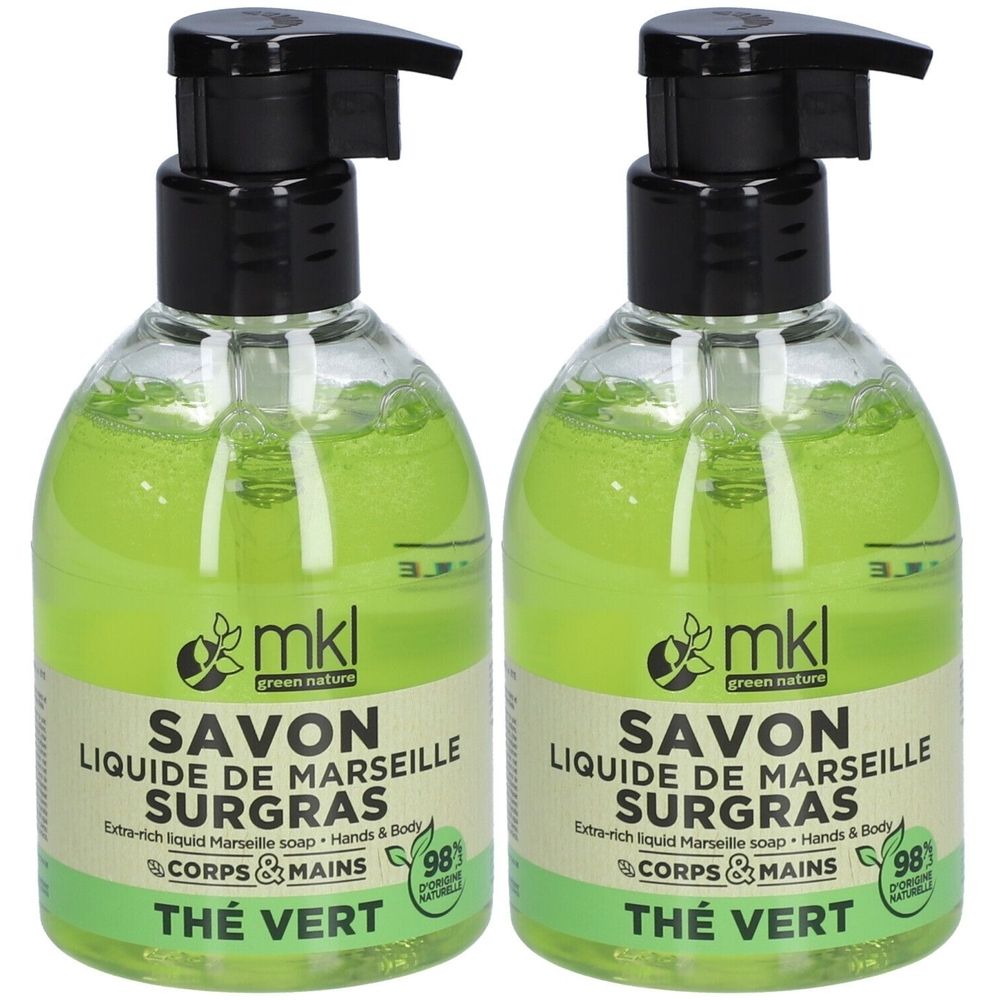 Twee flessen groene vloeibare zeep. Zwarte pomp. Opschrift: Savon Liquide de Marseille, Thé Vert.