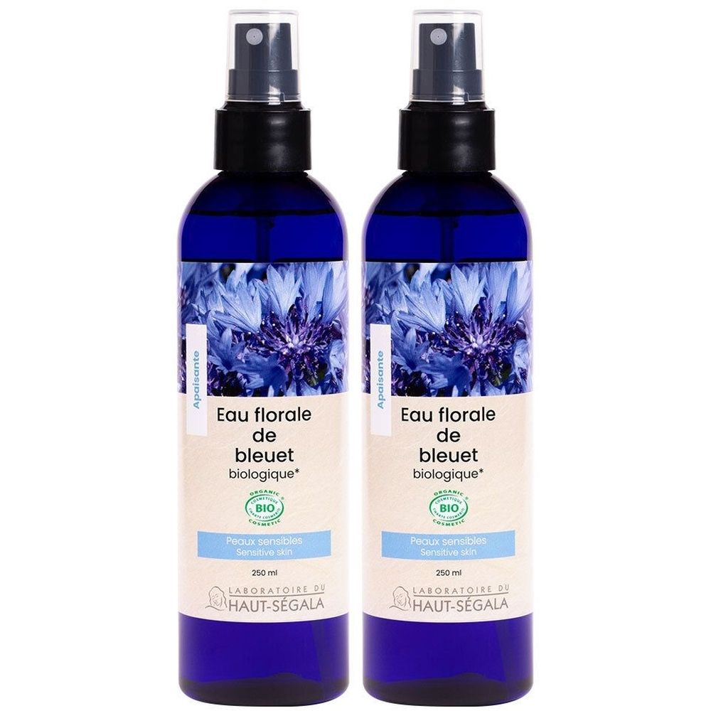 Twee blauwe spuitflessen met etiketten. Opschrift: Eau florale de bleuet biologique. Bio-keurmerk. Merk: LABORATOIRE DU HAUT-SEGALA.