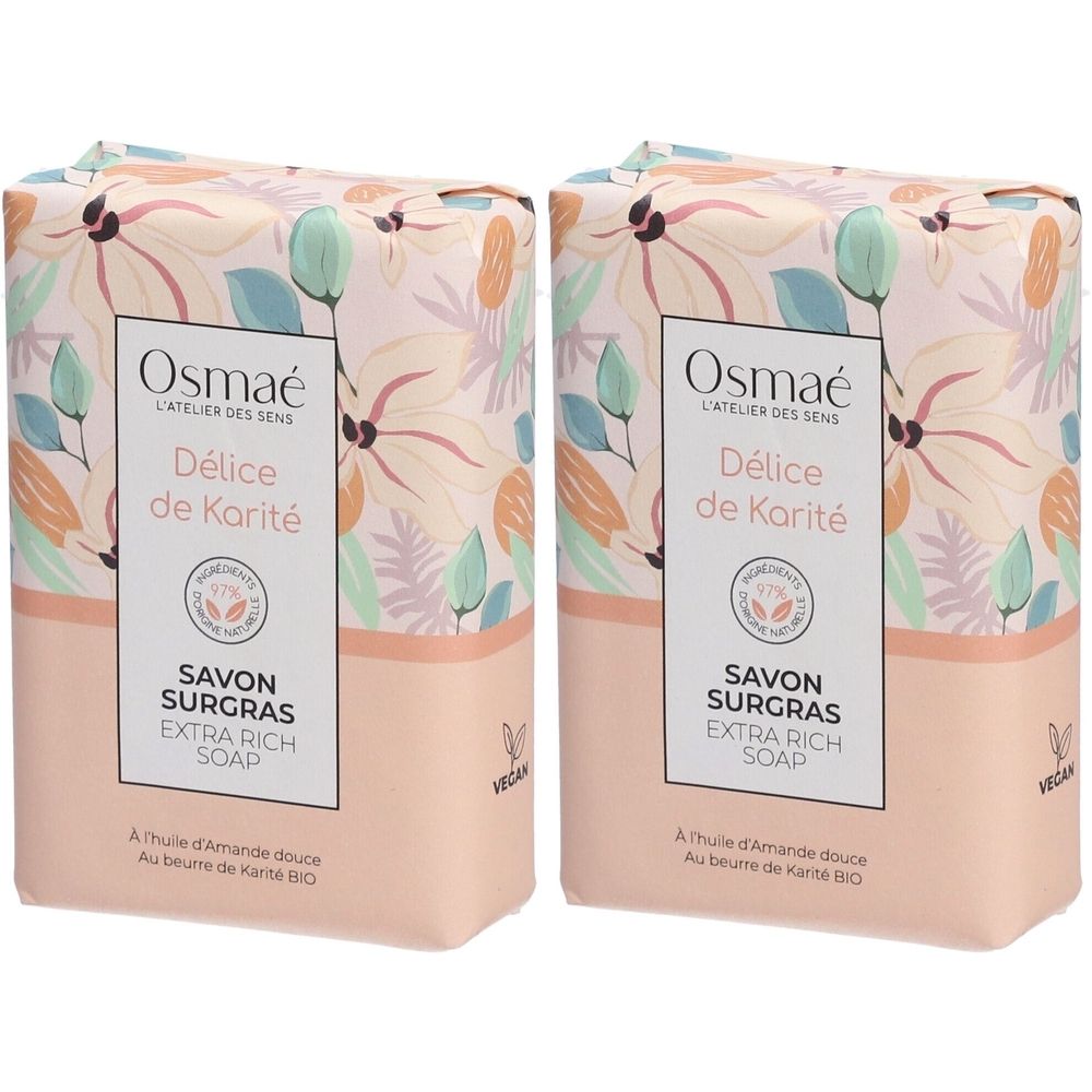 Twee rechthoekige zeepstukken in bloemenverpakking. Opschrift: Osmaé, Délice de Karité, Savon Surgras, Extra Rich Soap. Vegan-zegel.