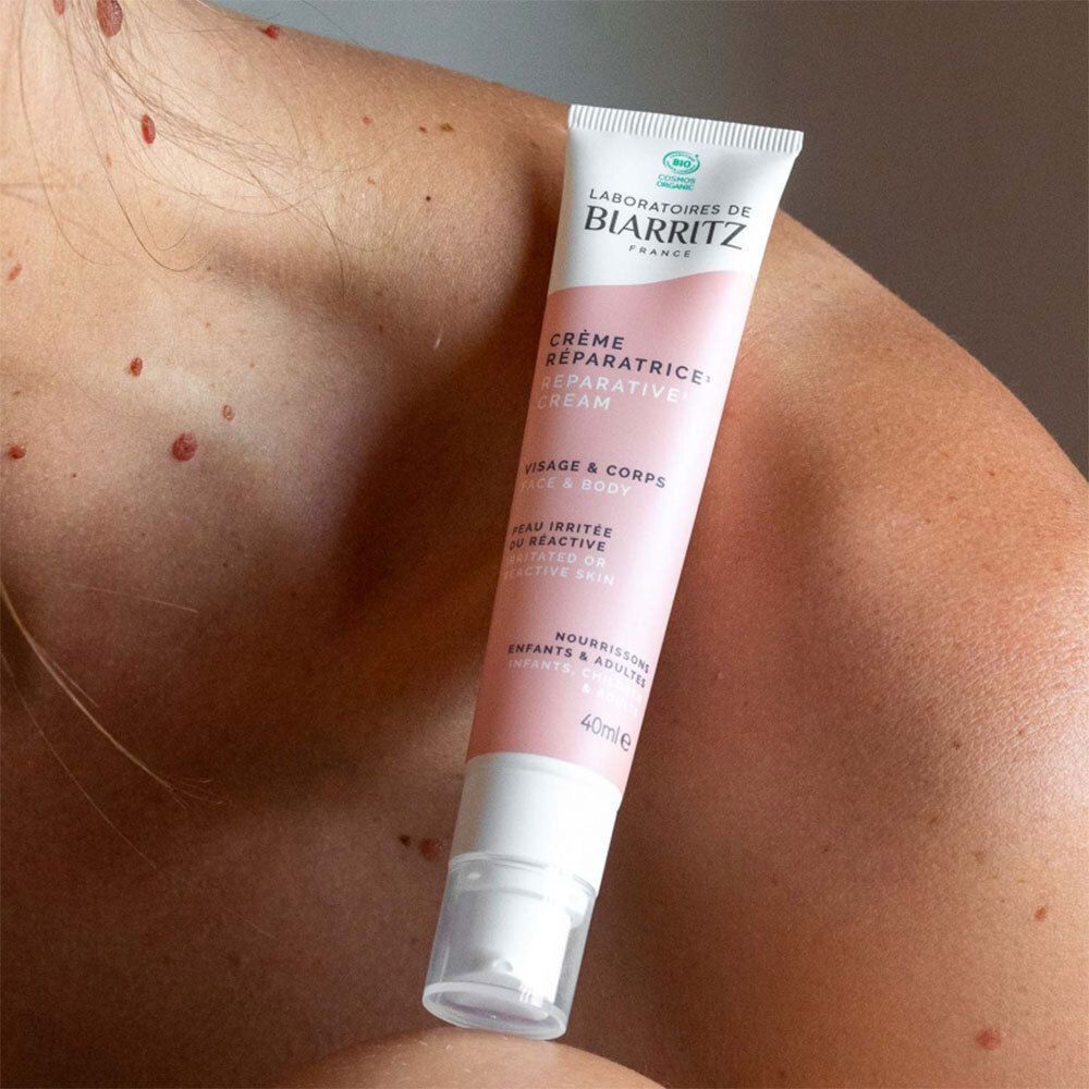 Twee crèmetubes naast elkaar. Roze-wit ontwerp. Tekst: Crème Réparatrice, CICA REPA. Opschrift: Peau irritée, abîmée, réactive.
