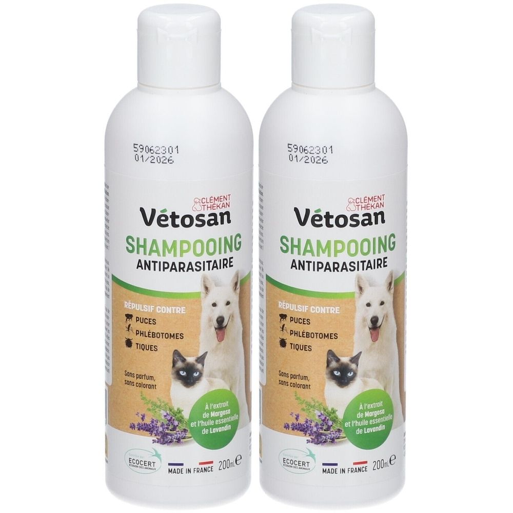 Twee witte flessen met etiketten. Opschrift: Vétosan Shampooing Antiparasitaire. Illustratie van hond, kat en lavendel.