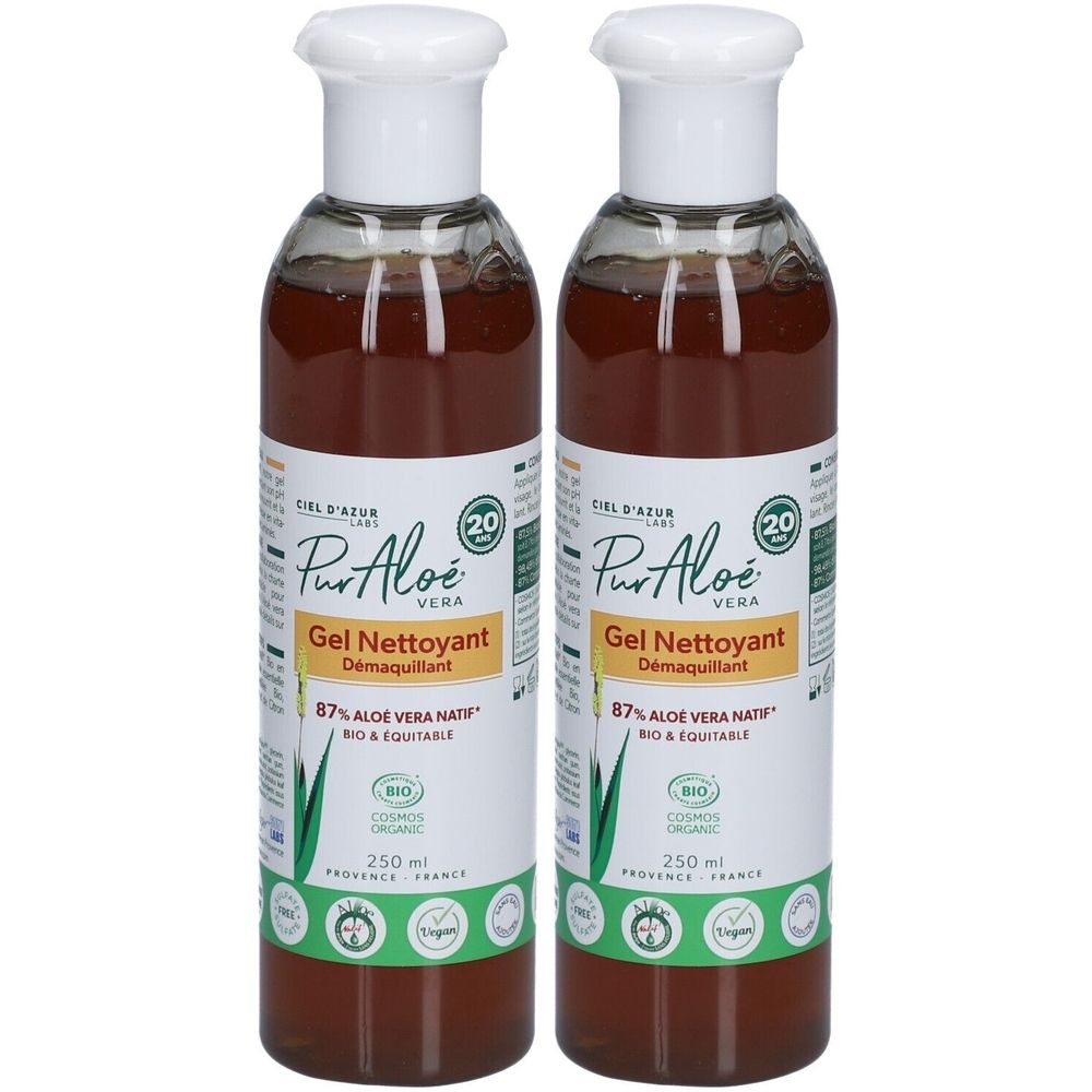 Twee flessen Gel Nettoyant Démaquillant. Heldere vloeistof, witte dop, etiket met tekst en logo. Bio-certificering.