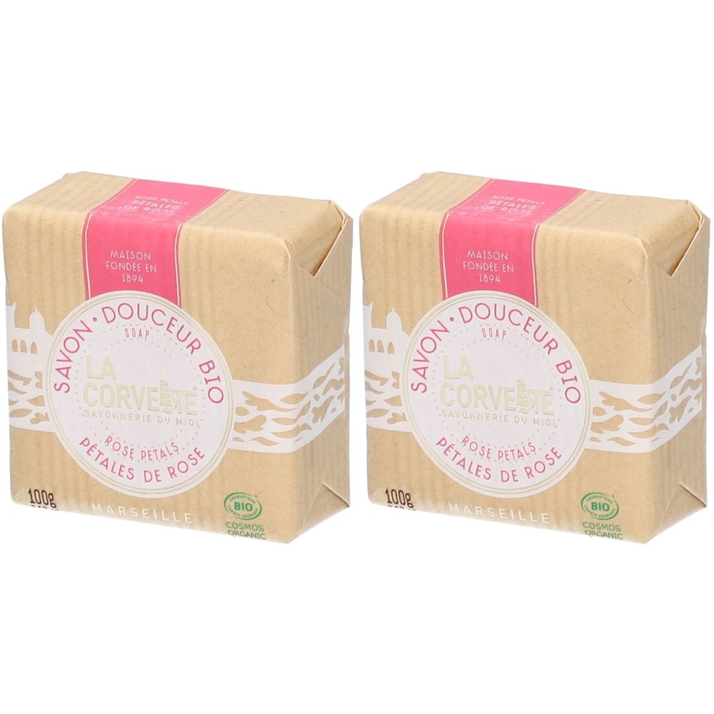 Twee rechthoekige zeepjes verpakt in papier. Opschrift: LA CORVETTE Savon douceur bio Pétales de Rose. Bio-label.