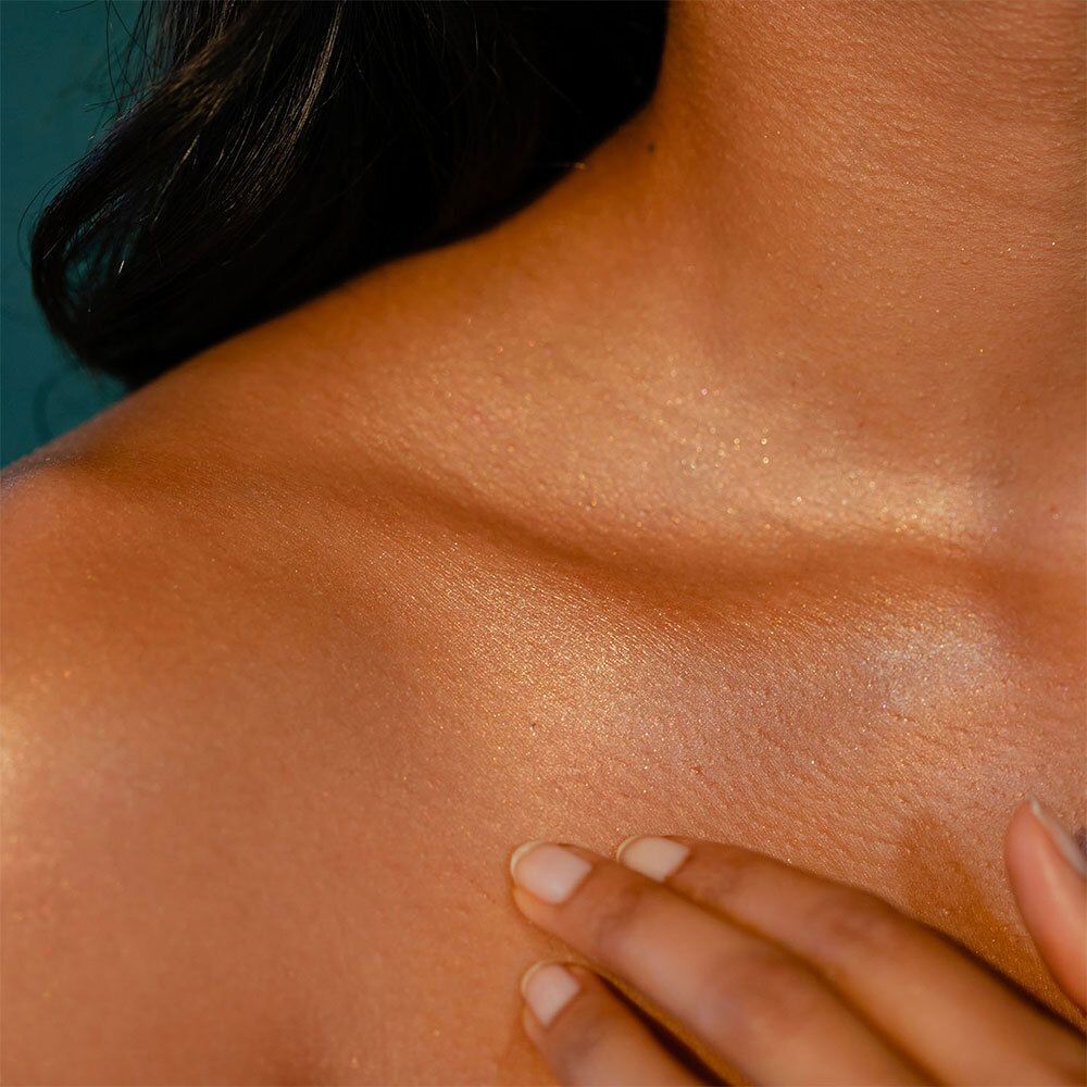 Witte tube met gouden dop. Opschrift: LABORATOIRES DE BIARRITZ, Crème Corps Scintillante, Océane.