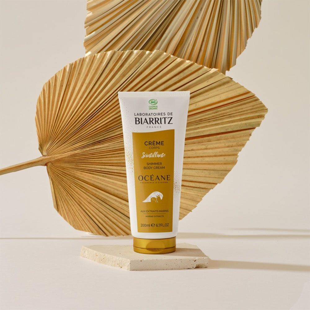 Twee witte tubes met gouden dop. Opschrift: LABORATOIRES DE BIARRITZ, Crème Corps Scintillante, Océane.