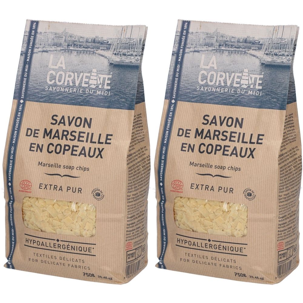 Twee zakken Marseille zeepvlokken. Opschrift: LA CORVETTE, SAVON DE MARSEILLE EN COPEAUX, EXTRA PUR, HYPOALLERGENIQUE.