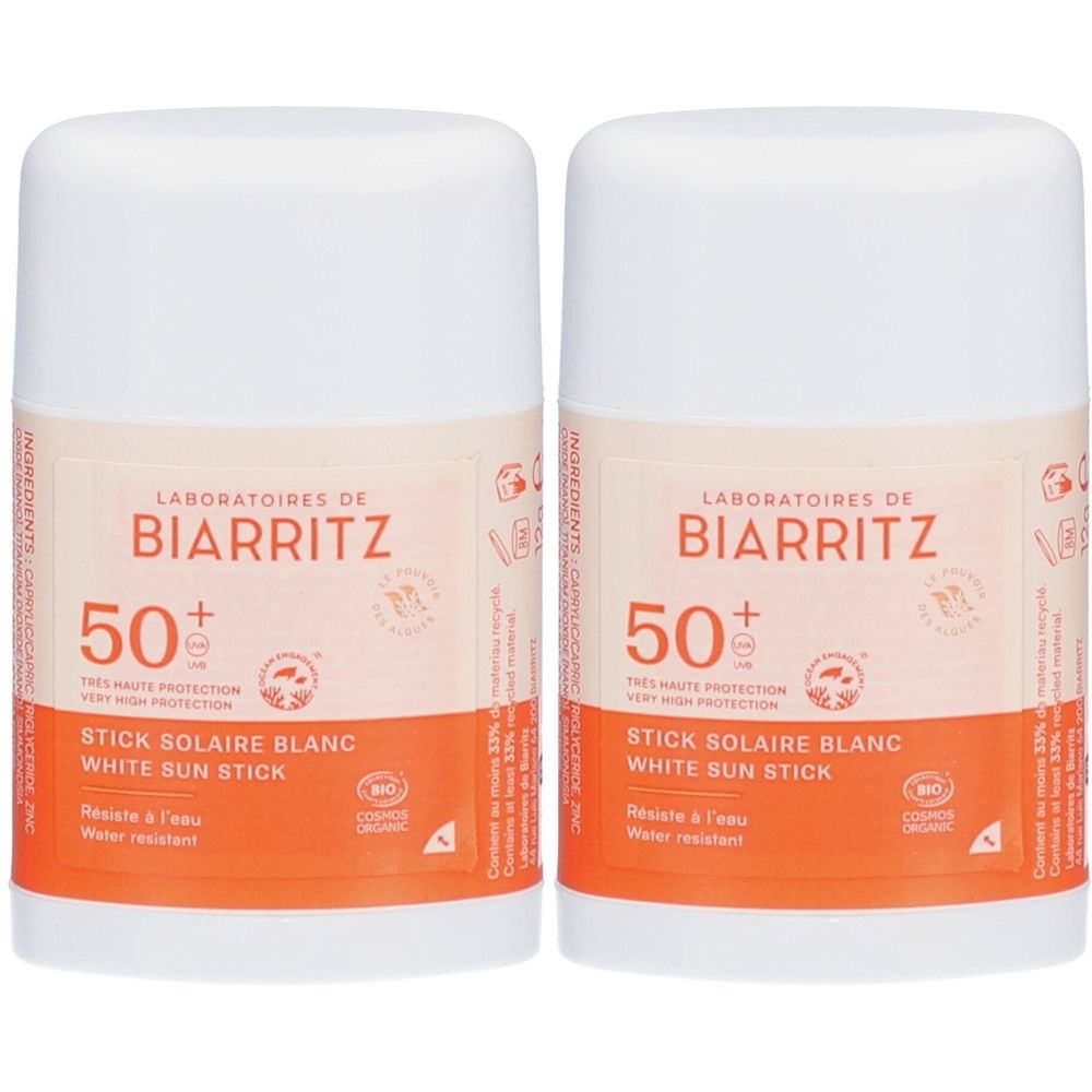 Twee witte zonnebrandsticks met oranje etiketten. Opschrift: LABORATOIRES DE BIARRITZ, SPF 50+, STICK SOLAIRE BLANC.