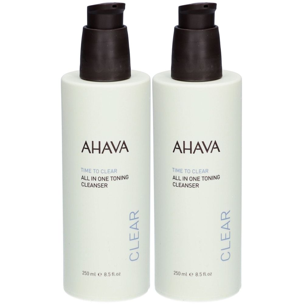 Twee witte flessen met bruine pompen. Op elke fles staat AHAVA, TIME TO CLEAR, ALL IN ONE TONING CLEANSER en CLEAR.