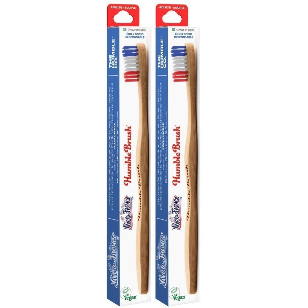 Twee tandenborstels in verpakking. Bamboe handvat, blauwe, rode en witte borstelharen. Merk: Humble Brush. Opschrift: Vive la France.