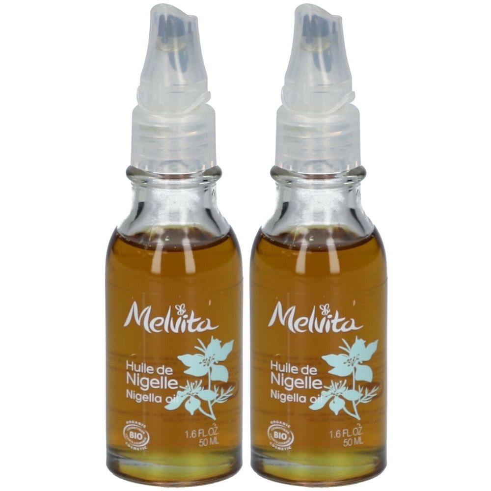 Deux flacons en verre contenant un liquide brun et un vaporisateur transparent. Inscription : Melvita Huile de Nigelle Bio, 50 ml.