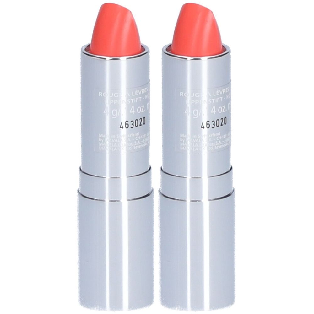 Deux rouges à lèvres corail dans des étuis argentés. Inscription : Rouge à Lèvres, 4 g, 463020.
