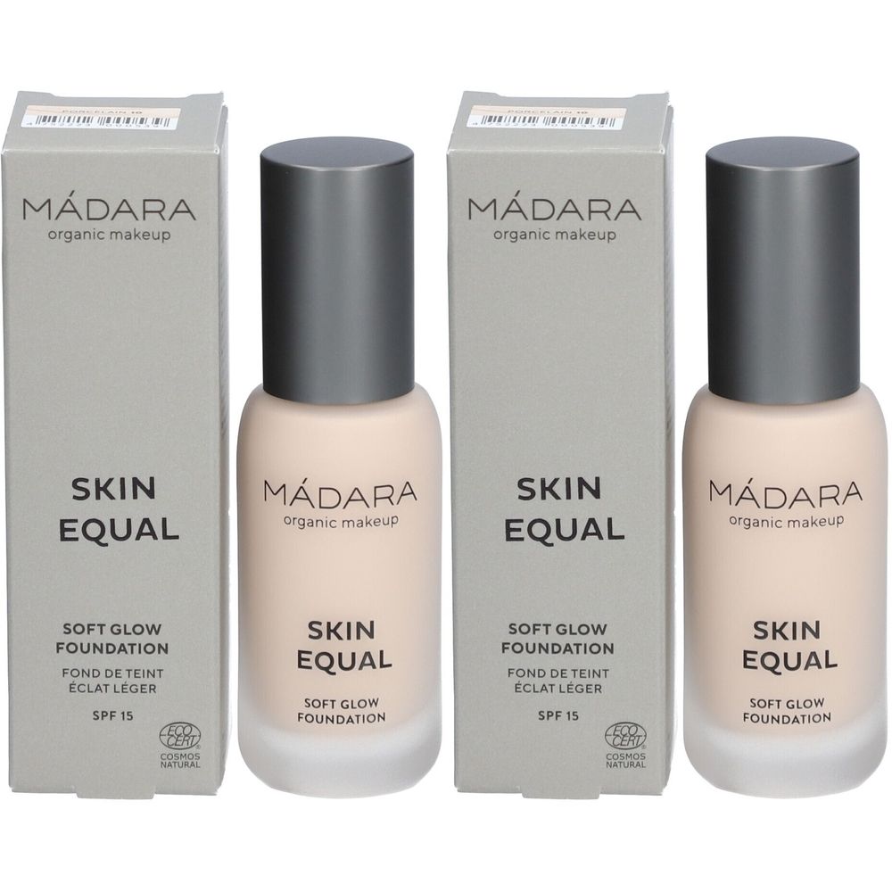 Drie flacons en verpakkingen van Mádara Skin Equal Foundation. Flacons met zilveren dop, lichte vloeistof. Verpakking met logo.