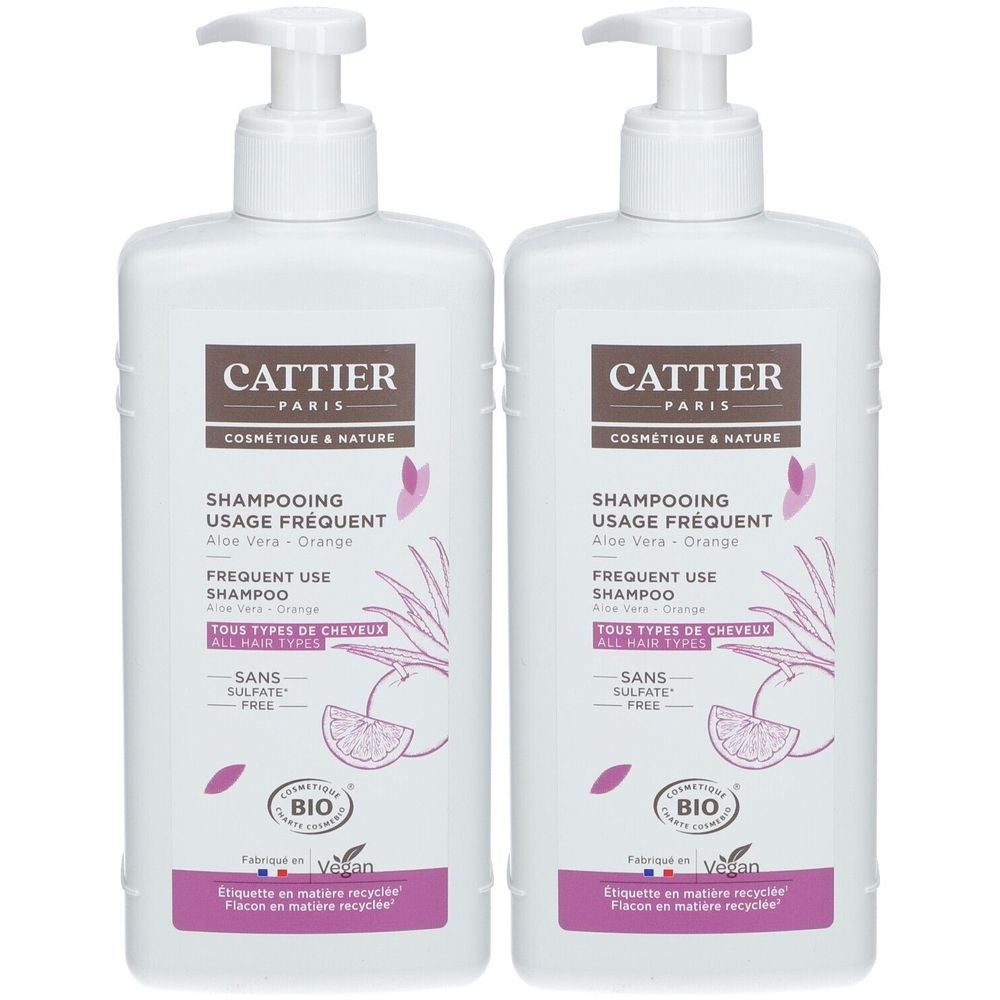 Twee witte flessen met pomp. Opschrift: CATTIER PARIS, Shampooing Usage Frequent, Aloe Vera Orange. Bio-certificering.