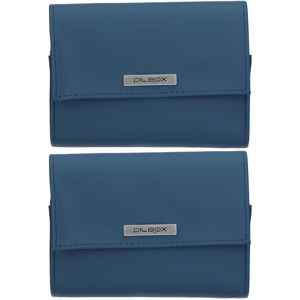 Twee blauwe pillendoosjes met zilverkleurig pilbox®-logo. Rechthoekige vorm met klepsluiting.