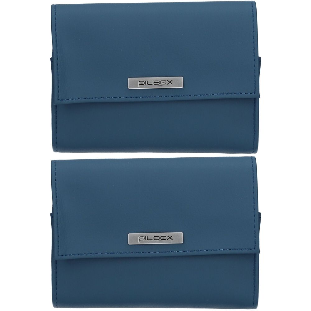 Twee blauwe pillendoosjes met zilverkleurig pilbox®-logo. Rechthoekige vorm met klepsluiting.