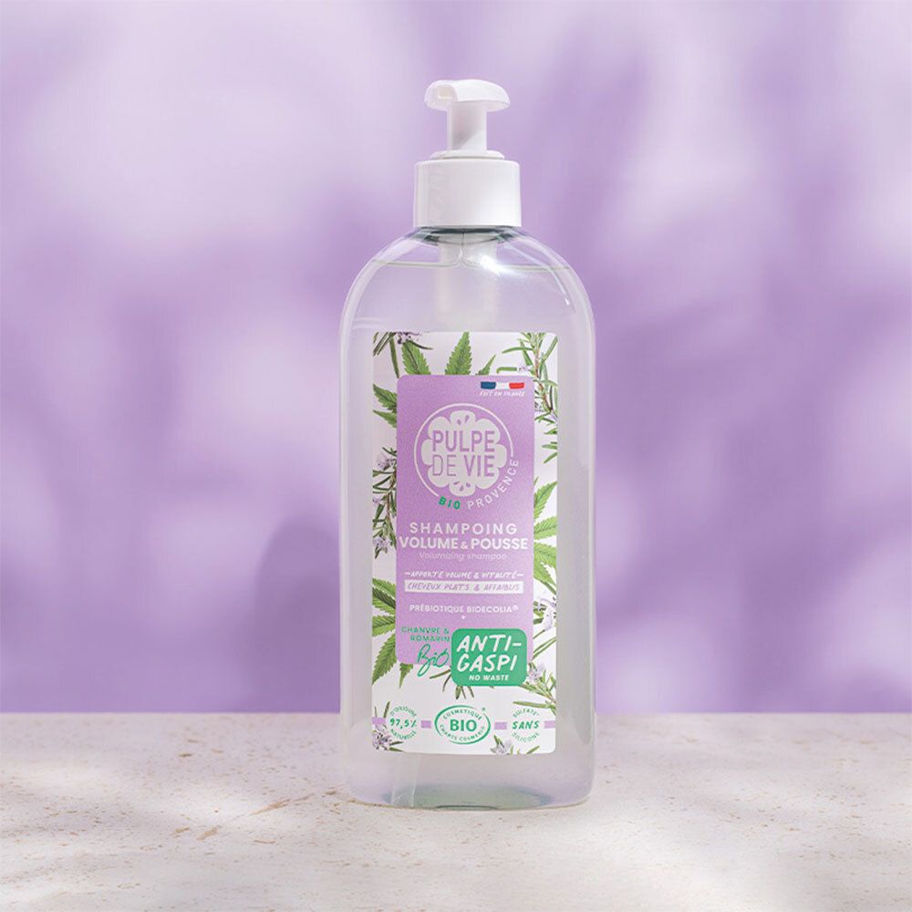 Transparante fles met pomp. Etiket met productnaam en logo. Bio-certificering.