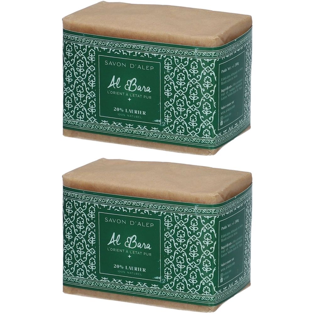 Twee rechthoekige zeepstukken, verpakt in papier. Groene etiketten met tekst: SAVON D'ALEP, Al Bara, 20% LAURIER.