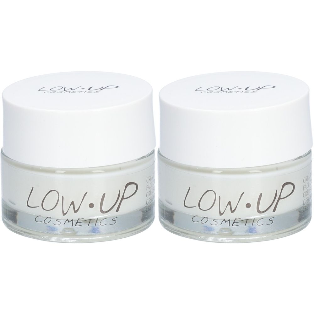 Twee crèmetubes met witte deksels en glazen containers. Opschrift LOW.UP COSMETICS. Productaanduiding onleesbaar.