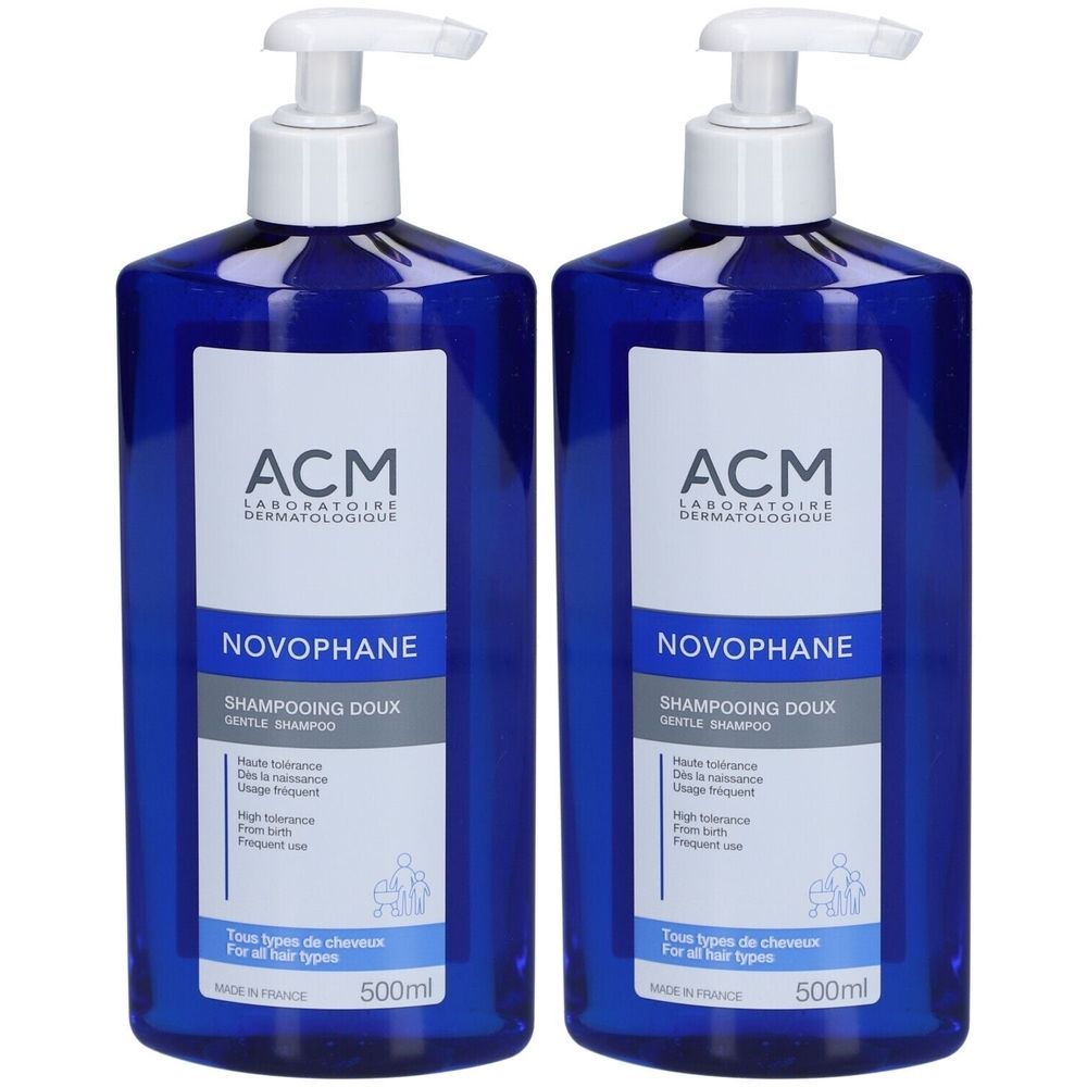 Twee blauwe flessen met witte pomp. Op het etiket staat "ACM Novophane Shampoing Doux". Tekst in het Frans en de aanduiding "500ml".