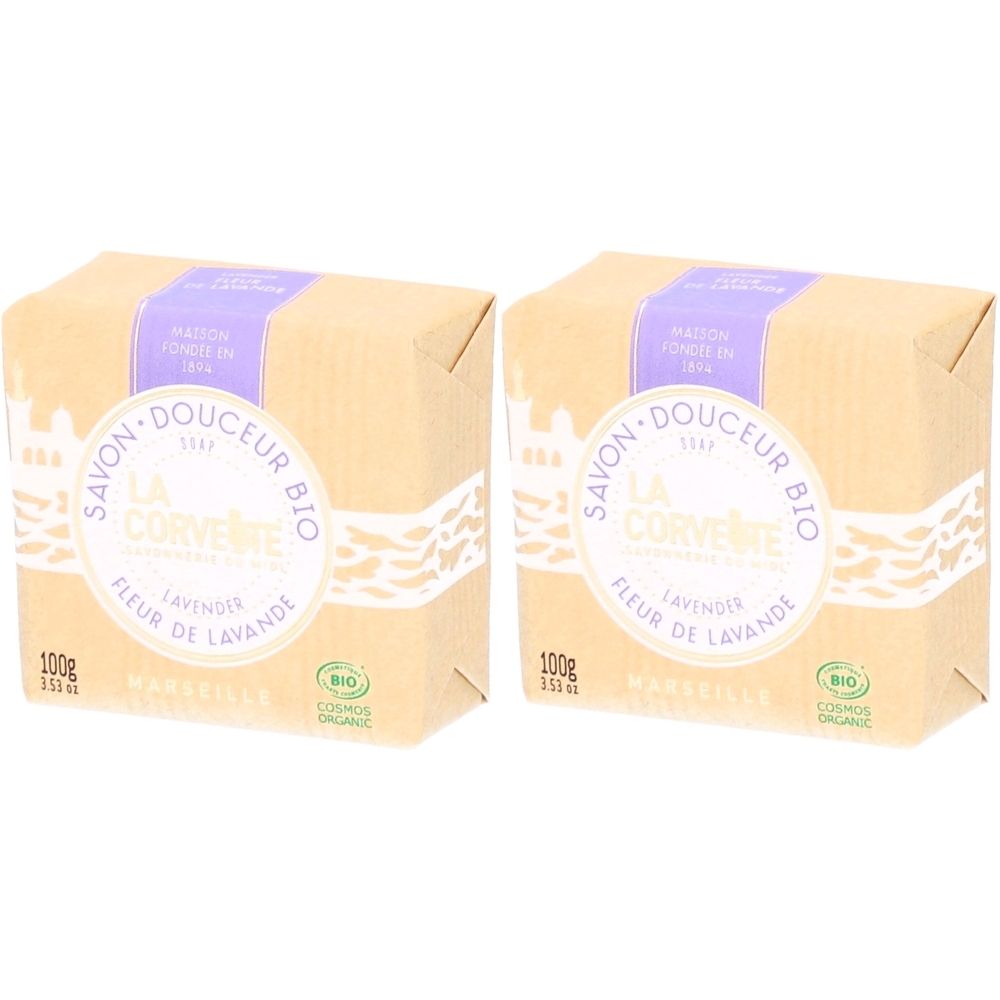 Twee vierkante zeepjes in papieren verpakking. Opschrift: SAVON DOUCEUR BIO, LA CORVETTE, Lavendelbloem, 100g. Bio-label.