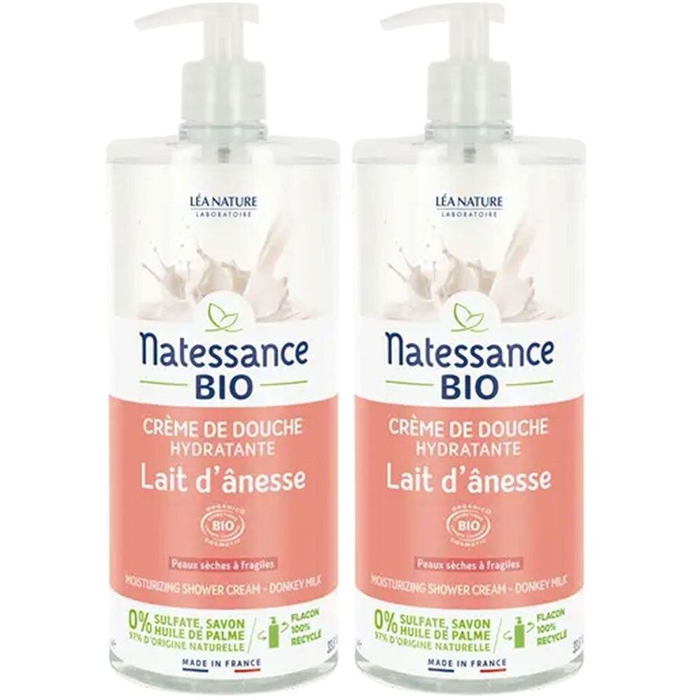 Twee flessen douchecrème met pomp. Opschrift: Natessance BIO Crème de Douche Hydratante Lait d'ânesse. Flessen van gerecycled materiaal.