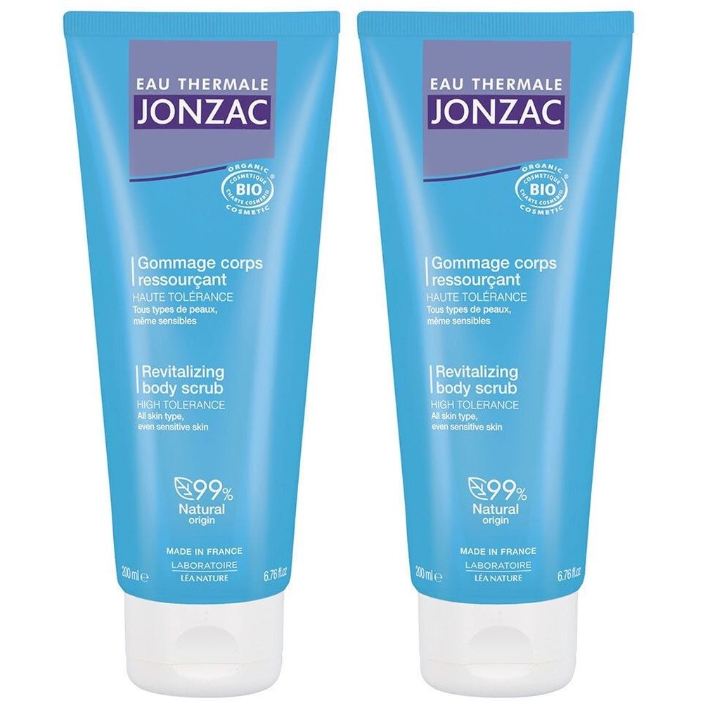 Twee blauwe tubes met witte dop. Opschrift: Jonzac, Gommage corps ressourçant, Revitalizing body scrub, 99% Natural origin.