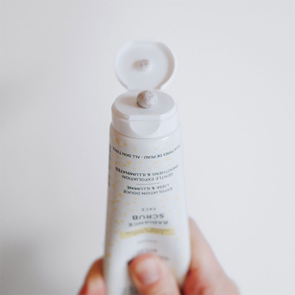 Tube ouvert, avec une petite quantité de gommage sur le bouchon. Inscription: SCRUB, RADIANCE FACE.