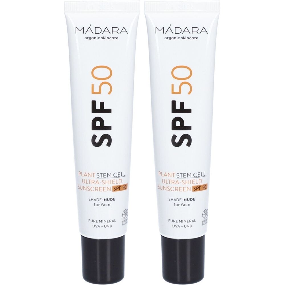 Twee tubes zonnecrème. Wit, met zwarte dop. Opschrift: Mádara, SPF 50, Plant Stem Cell Ultra-Shield Sunscreen.