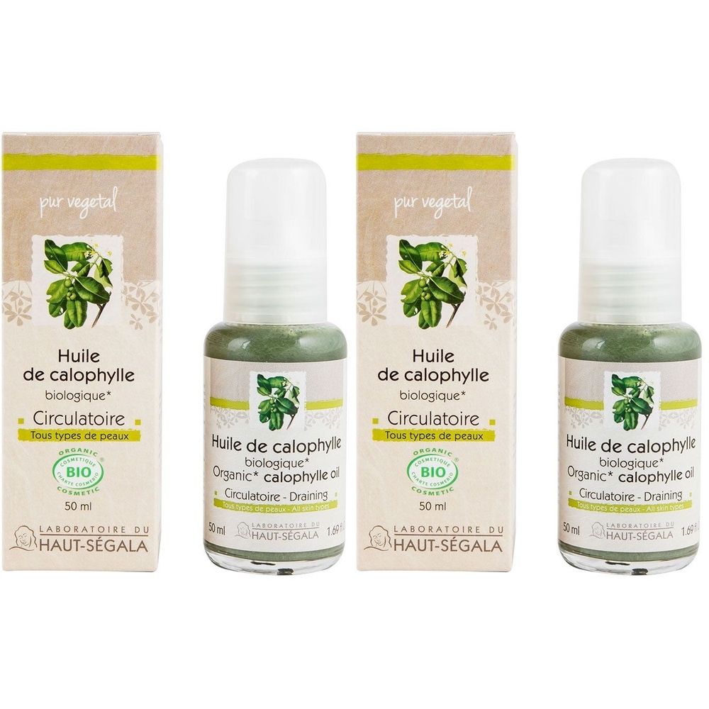 Drie flessen calophyllumolie met kartonnen verpakking. Opschrift: Huile de calophylle biologique, Circulatoire, BIO-certificering, 50 ml.
