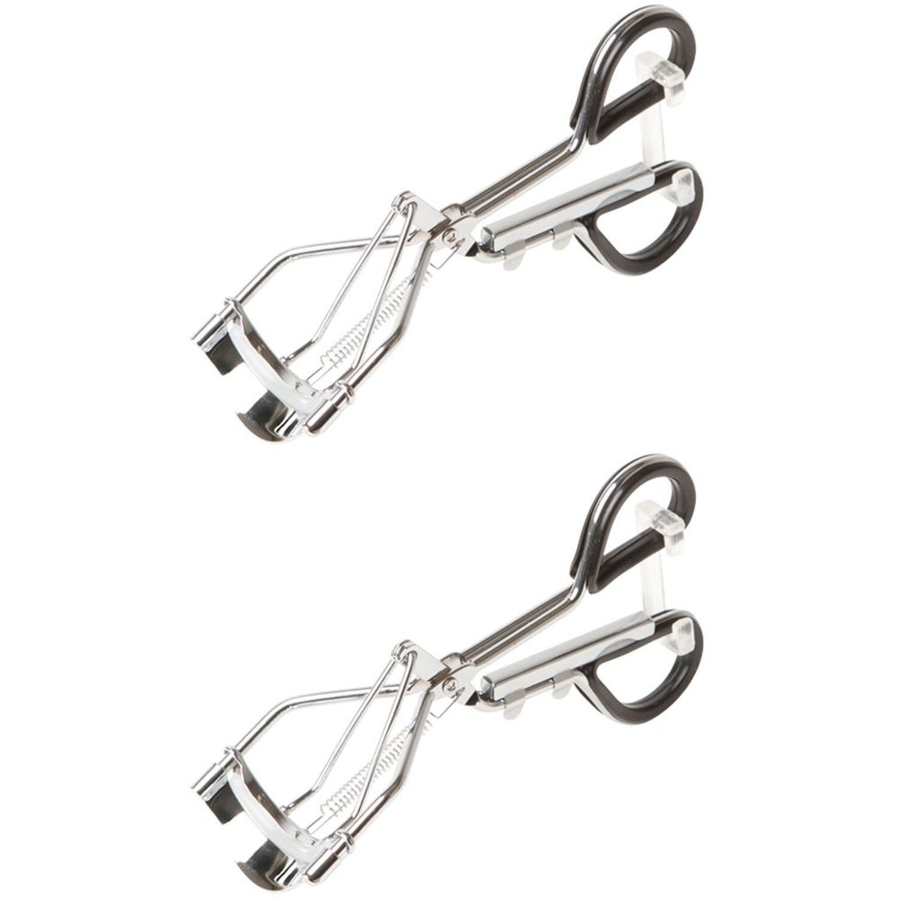 Twee wimperkrullers van metaal met zwarte handvatten en rubberen pads. Op witte achtergrond.