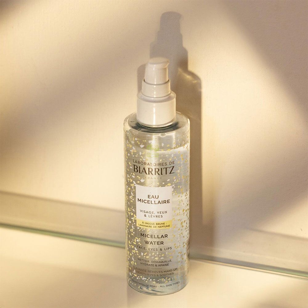 Transparante fles met verstuiver. Het etiket toont "Laboratoires de Biarritz Eau Micellaire".