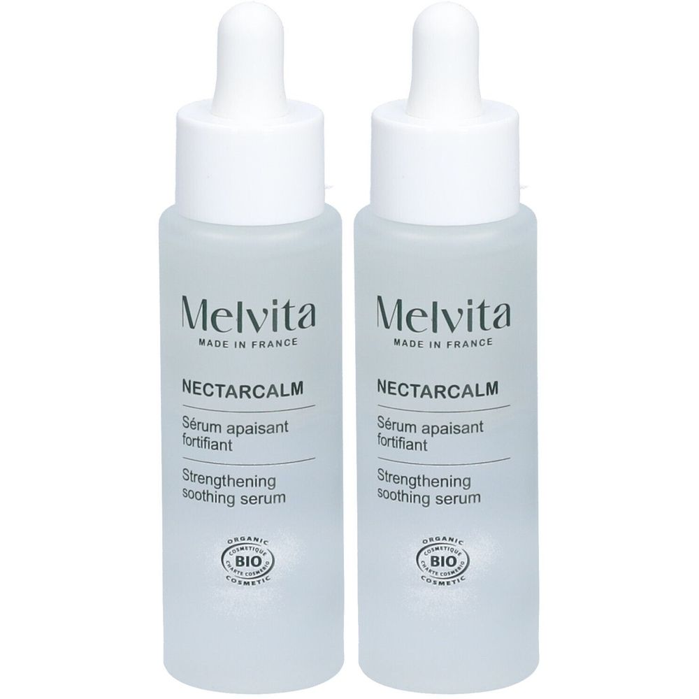 Deux flacons de sérum Melvita NectarCalm. Flacons blancs avec bouchon et pipette blancs. Texte: NECTARCALM, Sérum apaisant fortifiant, BIO.